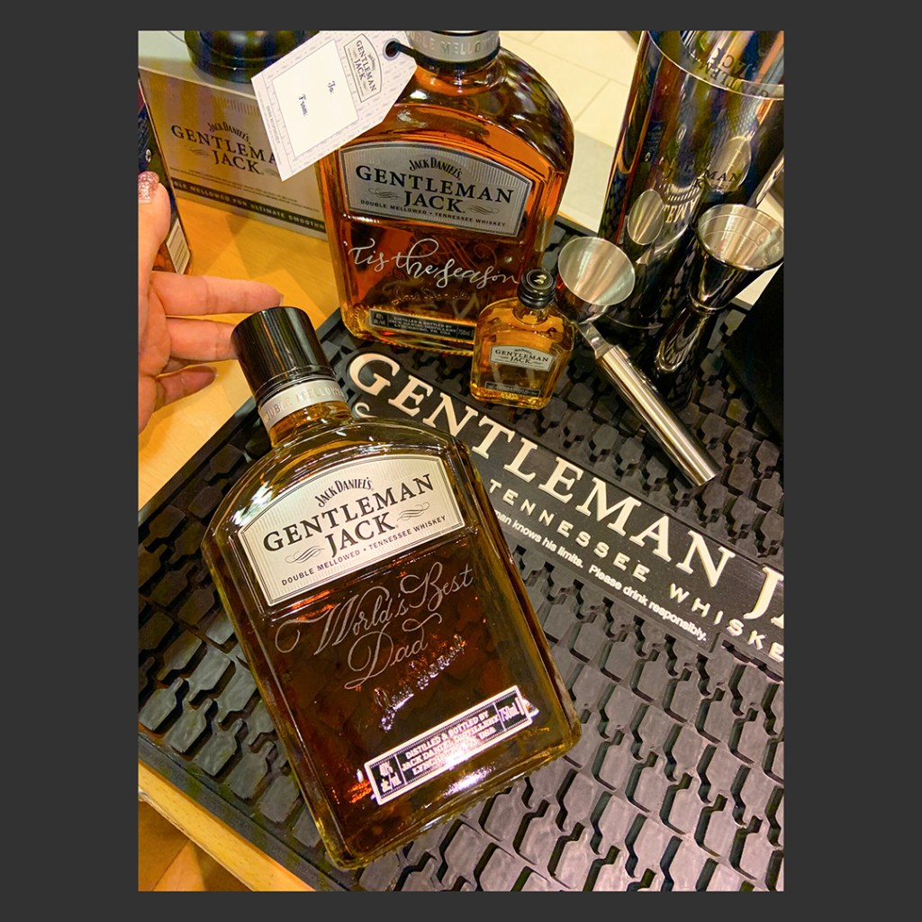 Gentleman Jack whiskey bottle engraved by hand during a luxury event for Jack Daniels

xm marketing, experiential marketing, event animations, marketing events, luxury events 

calligraphy, engraving 