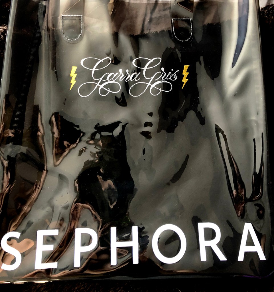 Sephora gift bag tote bag engraved by hand during a luxury event at Sephora

Hot Foiled

xm marketing, experiential marketing, event animations, marketing events, luxury events 